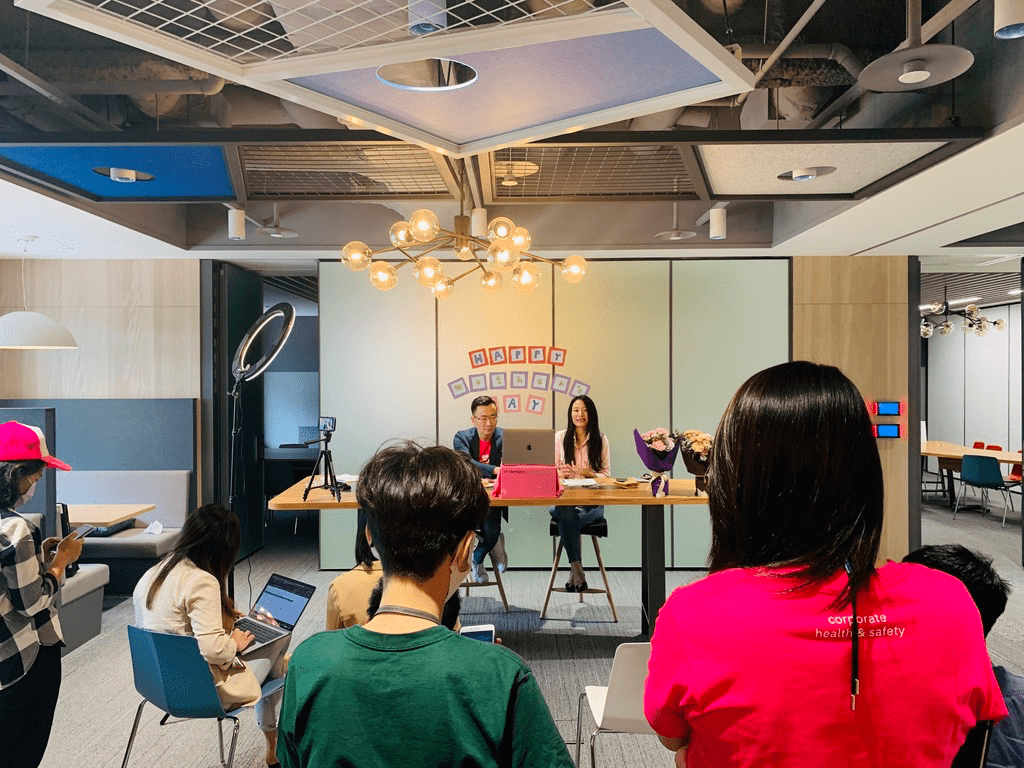 台灣 IBM 的全球企業諮詢服務事業群總經理 Hong 創立「阿宏之聲」直播頻道，透過數位化的影像直播方式和 IBM 團隊溝通交流